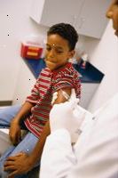 Foto af en ung dreng forbereder sig på at få en vaccination skud fra sin læge