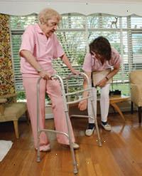 Billede af en ældre kvinde ved hjælp af en rollator i løbet af en fysisk terapi-session Billede af en ældre kvinde ved hjælp af en rollator i løbet af en fysisk terapi-session