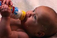 Billede af en baby fodre sig selv en flaske Billede af en baby fodre sig selv en flaske