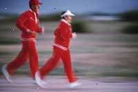 Billede af to personer i en ordentlig øvelse gear, jogging Billede af to personer i en ordentlig øvelse gear, jogging