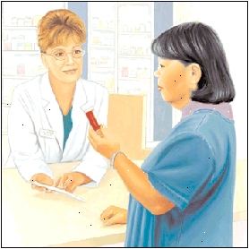 Kvinden taler til farmaceut på apoteket tæller. Kvinden taler til farmaceut på apoteket tæller.