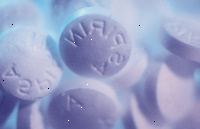 Foto af flere hvide piller mærket aspirin Foto af flere hvide piller mærket aspirin