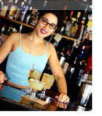 Kvinde med cocktails Kvinde med cocktails