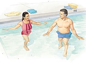 Mand og kvinde gå i lavvandede ende af swimmingpoolen. Mand og kvinde gå i lavvandede ende af swimmingpoolen.