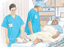 Man liggende i hospitalsseng med forbinding på foden. Sundhedsplejerske taler til ham. En anden sundhedsplejerske er at kontrollere dressing til fods. Man liggende i hospitalsseng med forbinding på foden. Sundhedsplejerske taler til ham. En anden sundhedsplejerske er at kontrollere dressing til fods.