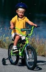 Billede af unge dreng, med en hjelm, ridning en cykel Billede af unge dreng, med en hjelm, ridning en cykel