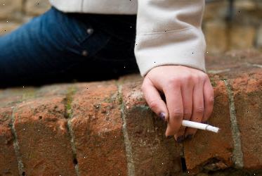 Kvinde holder cigaret
