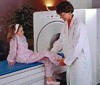 Billede af en patient i en scanner Billede af en patient i en scanner