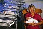 Billede af en sygeplejerske med en baby på hospitalet planteskole Billede af en sygeplejerske med en baby på hospitalet planteskole