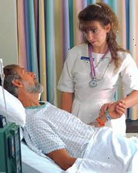 Billede af en kvindelig sygeplejerske med en patient Billede af en kvindelig sygeplejerske med en patient