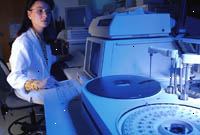 Billede af en kvindelig patolog i et laboratorium Billede af en kvindelig patolog i et laboratorium
