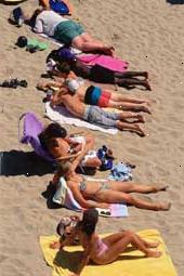 90 procent af alle melanomer er relateret til tid i solen. 90 procent af alle melanomer er relateret til tid i solen.