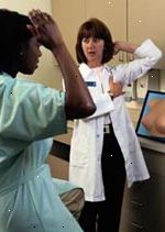 Billede af en kvindelig læge undervisning en patient, hvordan du udfører en selvstændig bryst undersøgelse