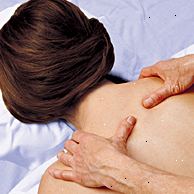 Kvinde at få skulder massage. Kvinde at få skulder massage.